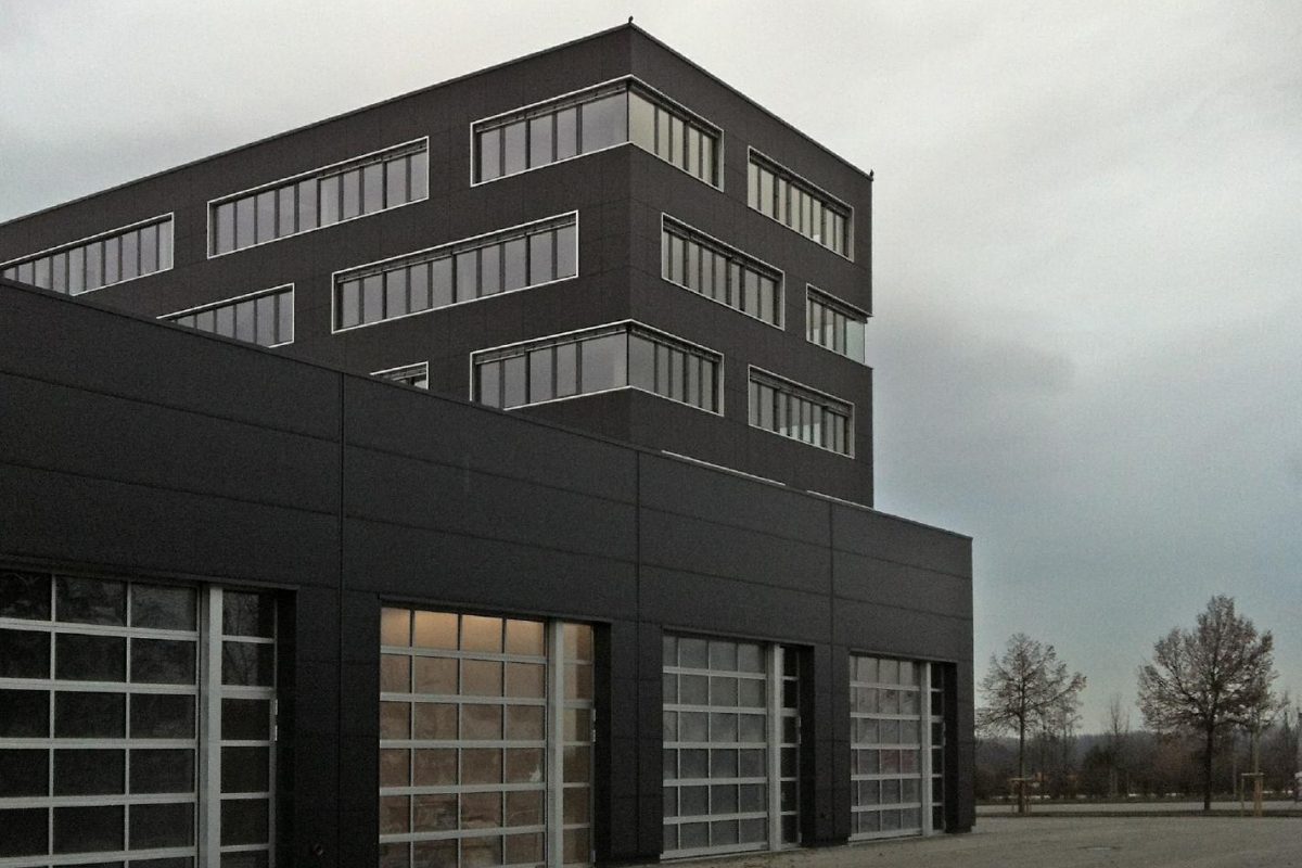 Eins+ Produktions- Lagerhalle mit Verwaltungsgebäude